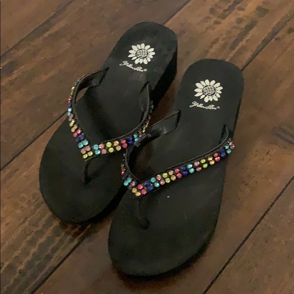 flip flops with stones